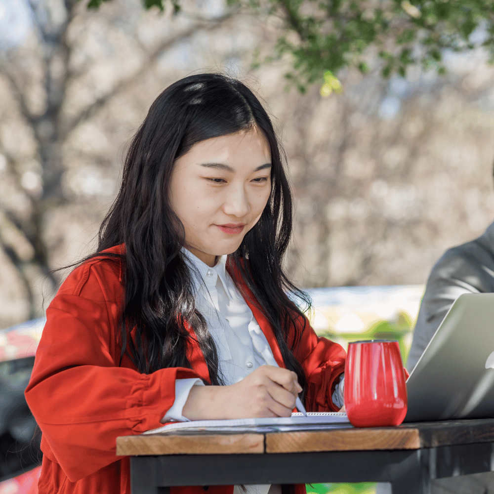 A UC Online student reads about new AI tools as part of the Learning Design with Artificial Intelligence course.