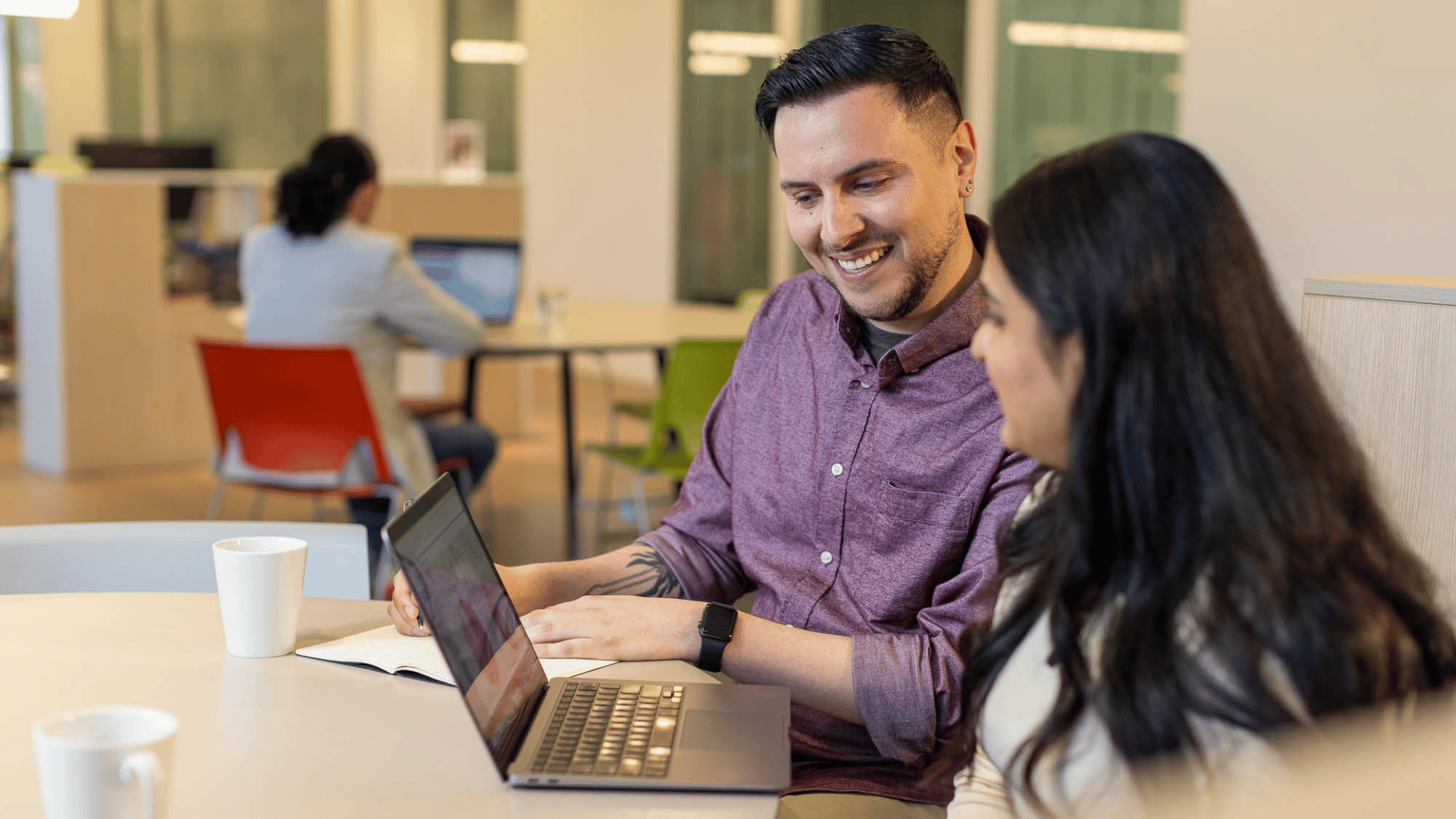 An online support staff member helping a learner get to grips with her AI for educators online study programme.
