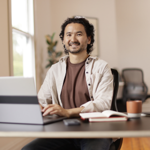 A UC Online student uses a laptop to learn about SEO as part of the Postgraduate Certificate in Digital Marketing.